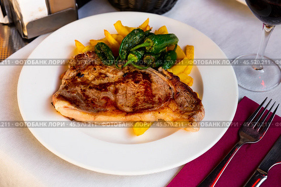 Beef steak with French fries and baked jalapenos. Стоковое фото, фотограф Яков Филимонов / Фотобанк Лори