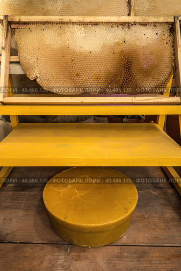 Beekeeper's tools honeycomb and wax rustic background. Стоковое фото, фотограф Iva Noel / Фотобанк Лори
