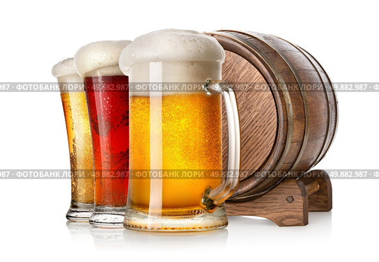 Beer and wooden cask isolated on a white background. Стоковое фото, агентство Ingram Publishing / Фотобанк Лори