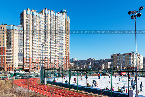 Беговая дорожка и каток на открытой площадке хоккейного города СКА. Санкт-Петербург (2020 год). Редакционное фото, фотограф Александр Щепин / Фотобанк Лори