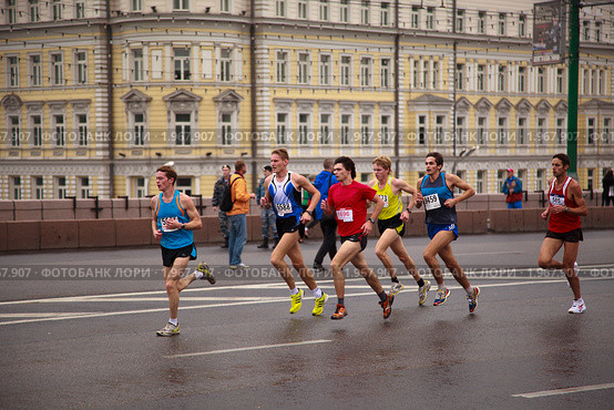 Бегуны Московского международного марафона мира (ММММ), Москворецкий мост, Москва (2010 год). Редакционное фото, фотограф Николай Винокуров / Фотобанк Лори