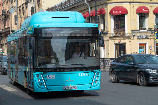Белорусский низкопольный городской автобус второго поколения МАЗ-203.948 крупным планом  на городской улице. Санкт-Петербург (2023 год). Редакционное фото, фотограф Виктор Карасев / Фотобанк Лори