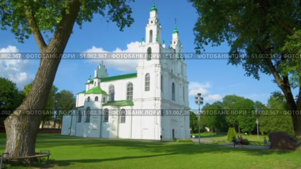 Белоснежный Софийский собор в городе Полоцке, Беларусь. Летний городской пейзаж и архитектура. Открывающий вид вверх. Редакционное видео, видеограф Sergei Gorin / Фотобанк Лори