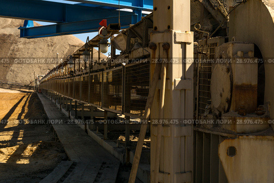 Belt conveyor to remove the empty rock from the mine goes into perspective against the background of the spoil tip. Стоковое фото, фотограф Евгений Харитонов / Фотобанк Лори
