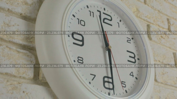 Белые часы на стене показывают половину двенадцатого, таймлапс. Стоковое видео, видеограф Юлия Машкова / Фотобанк Лори