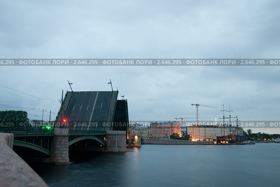 Белые ночи в Санкт-Петербурге. Разведенный Биржевой мост (2011 год). Стоковое фото, фотограф Ольга Визави / Фотобанк Лори