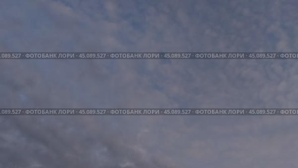 Белые облака движутся по небу. На фоне светло голубого неба медленно плывут кучевые и перистые облака, они находятся на разной высоте. Сквозь облака видно небо. Облака разной формы и размера. Стоковое видео, видеограф Andrew_Swarga / Фотобанк Лори