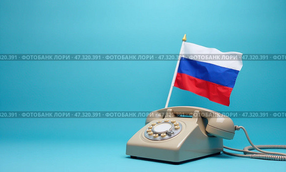 Белый телефон с флагом России, концепция телефонного звонка для переговоров. Стоковое AI-изображение, AI-художник Илья Старков / Фотобанк Лори