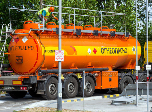 Бензовоз компании "Роснефть" готовят к выгрузке топлива (2019 год). Редакционное фото, фотограф Вячеслав Палес / Фотобанк Лори