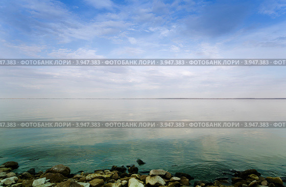 Берег Волги на фоне голубого неба с облаками. Стоковое фото, фотограф Yanchenko / Фотобанк Лори