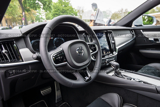 BERLIN - MAY 13, 2017: Interior of the executive car Volvo V90 D4 AWD R-Design, 2016. Exhibition "Oldtimertage Berlin-Brandenburg". Редакционное фото, фотограф Sergey Kohl / Фотобанк Лори