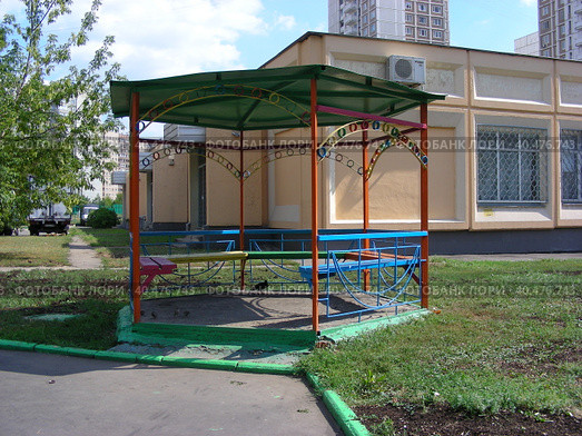 Беседка для отдыха. Пронская улица. Район Выхино-Жулебино. Город Москва (2011 год). Редакционное фото, фотограф lana1501 / Фотобанк Лори