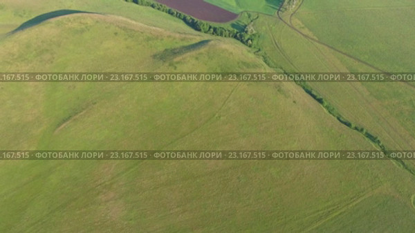 Бескрайние поля на Урале. Стоковое видео, видеограф Михаил Коханчиков / Фотобанк Лори