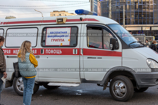 Бесплатная вакцинация от гриппа. Машина скорой медицинской помощи в городе. Мобильный пункт. Санкт-Петербург, Россия (2020 год). Редакционное фото, фотограф Grigory_Gez / Фотобанк Лори