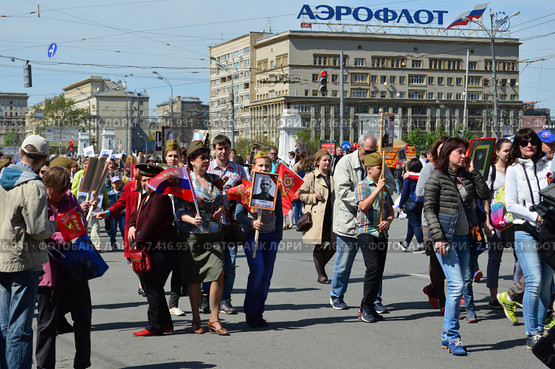"Бессмертный полк - Москва" на 1-й Тверской-Ямской улице в Москве 9 мая 2015 года. Редакционное фото, фотограф lana1501 / Фотобанк Лори