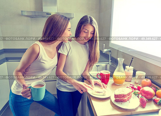 best friends girls teens breakfast in kitchen. best friends girls teens breakfast in kitchen having fun. Стоковое фото, агентство Ingram Publishing / Фотобанк Лори