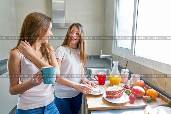 best friends girls teens breakfast in kitchen. best friends girls teens breakfast in kitchen having fun. Стоковое фото, агентство Ingram Publishing / Фотобанк Лори