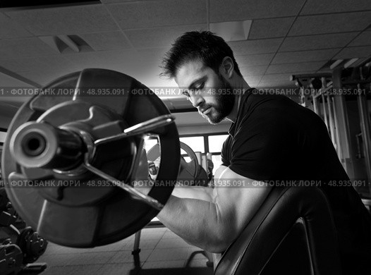 biceps preacher bench arm curl workout man at fitness gym. Стоковое фото, агентство Ingram Publishing / Фотобанк Лори