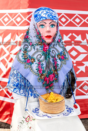 Big doll for the burning as symbol of winter during the Maslenitsa or Pancake Week (2018 год). Редакционное фото, фотограф FotograFF / Фотобанк Лори