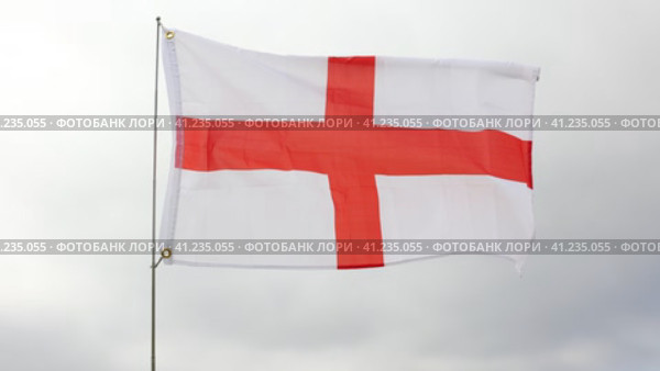 Big flag of England fastened on stick against background of blue sky under daylight. Стоковое видео, видеограф Яков Филимонов / Фотобанк Лори