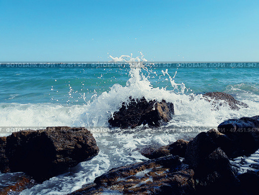Big sea waves breaking on the stony beach forming foam and splash. Стоковое фото, агентство Ingram Publishing / Фотобанк Лори