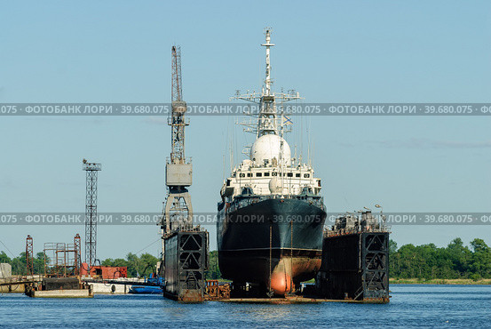 Big ship to dock at the shipyard. Baltiysk. Russia (2010 год). Редакционное фото, фотограф Сергей Буторин / Фотобанк Лори