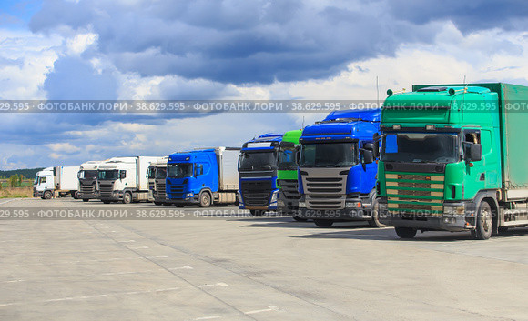 Big trucks in a parking lot. Стоковое фото, фотограф Юрий Бизгаймер / Фотобанк Лори