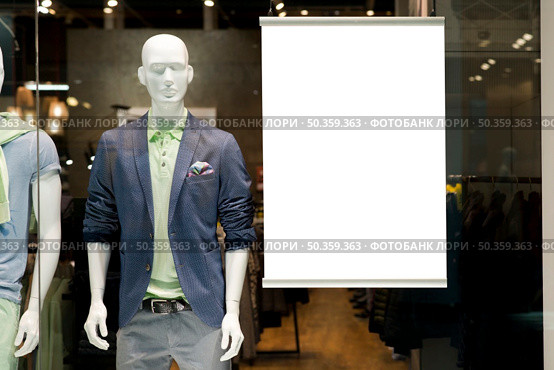 billboard window display manikin. Редакционное фото, агентство Ingram Publishing / Фотобанк Лори