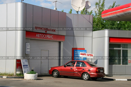 Битый автомобиль у автосервиса. Стоковое фото, фотограф Щеголева Ольга / Фотобанк Лори