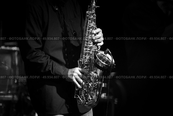 black and white saxophone playing. Стоковое фото, агентство Ingram Publishing / Фотобанк Лори