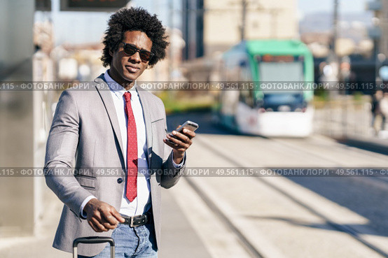 Black Businessman waiting for the next train. Man with afro hair commuting.. Black Businessman waiting for the next train. Стоковое фото, агентство Ingram Publishing / Фотобанк Лори