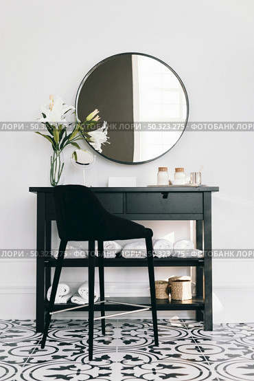 black cupboard with mirror. Стоковое фото, агентство Ingram Publishing / Фотобанк Лори