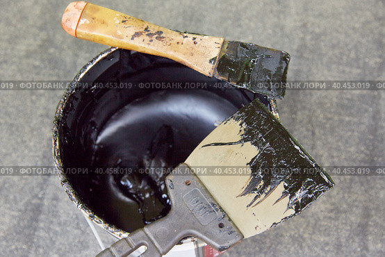 Black mastic in a jar with spatulas. Waterproofing. Waterproofing insulation of a roof. Стоковое фото, фотограф Кутина Татьяна / Фотобанк Лори