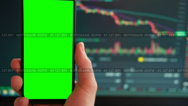 Black phone with blank mockup screen on rising stock graph. Closeup hand showing smartphone isolated green display. Online banking, Fund App use. Financial analyst on Invest Market. Bank collapse 2023. Стоковое видео, видеограф Марина Демидюк / Фотобанк Лори