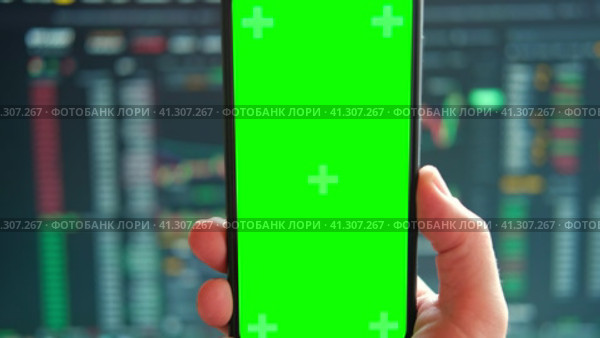 Black phone with blank mockup screen on rising stock graph. Closeup hand showing smartphone isolated green display. Online banking, Fund App use. Financial analyst on Invest Market. Bank collapse 2023. Стоковое видео, видеограф Марина Демидюк / Фотобанк Лори