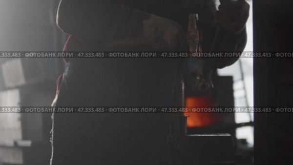 Blacksmith shaping metal with hammer and anvil. Стоковое видео, видеограф Константин Шишкин / Фотобанк Лори
