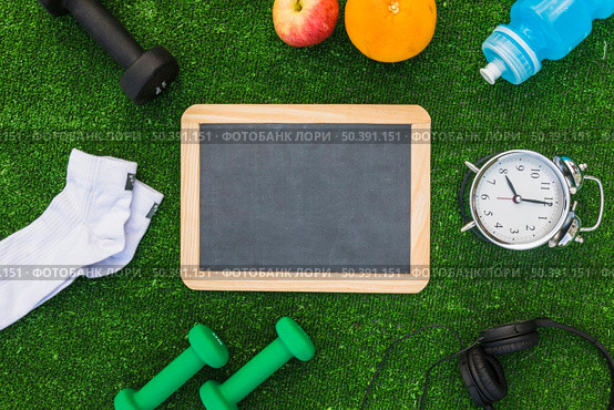 blank wooden slate with sport equipments healthy fruits green turf. Стоковое фото, агентство Ingram Publishing / Фотобанк Лори