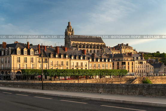 Blois, Loire and Cher, France, 04.28.2019: View of the embankment with Saint Louis Cathedral and ancient houses from the Jacques Gabriel Bridge over the Loire River on a sunny summer day. Редакционное фото, фотограф Ula Ulachka / Фотобанк Лори