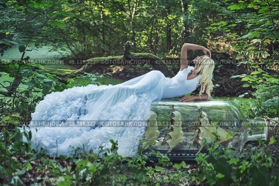 Blond cutie lying on the giant ship in bottle. Стоковое фото, агентство Ingram Publishing / Фотобанк Лори