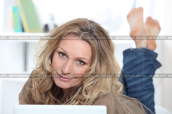 Blond woman on laptop. Стоковое фото, агентство Ingram Publishing / Фотобанк Лори