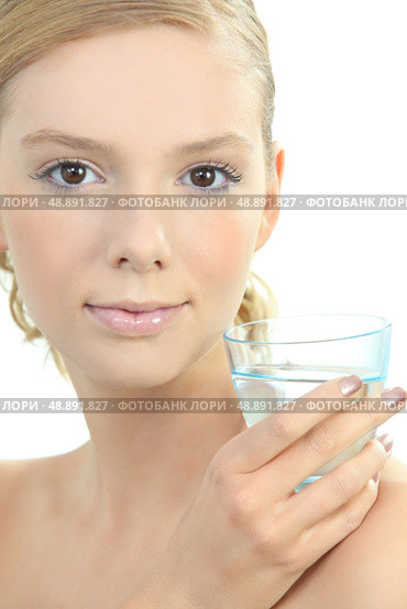 Blond woman with glass of water. Стоковое фото, агентство Ingram Publishing / Фотобанк Лори