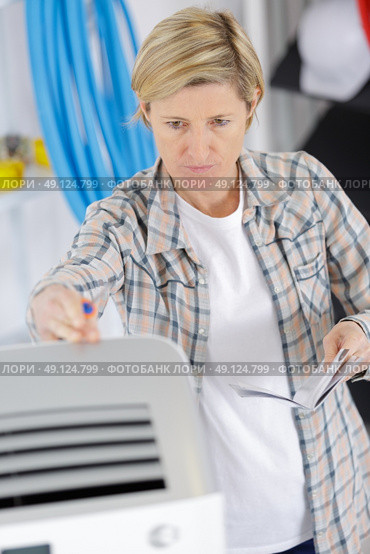 blonde handywoman cleaning fixing ventilation system. Стоковое фото, агентство Ingram Publishing / Фотобанк Лори