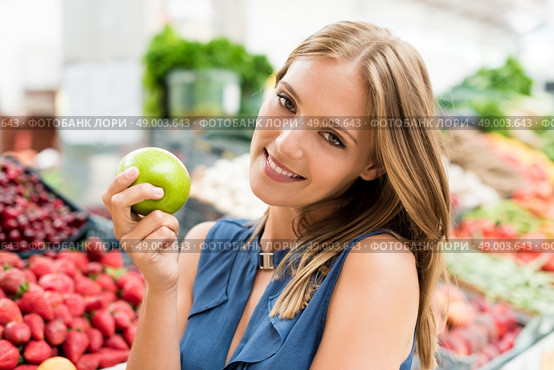 Blonde woman shopping organic veggies and fruits. Стоковое фото, агентство Ingram Publishing / Фотобанк Лори