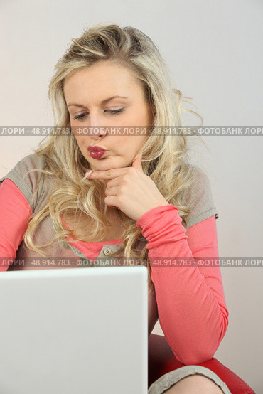 Blonde woman undecided. Стоковое фото, агентство Ingram Publishing / Фотобанк Лори