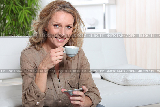 Blonde woman with coffee. Стоковое фото, агентство Ingram Publishing / Фотобанк Лори