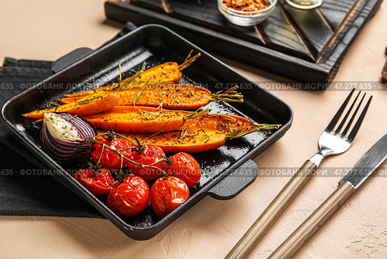 Блюдо для выпечки с вкусными печеными овощами на цветном фоне, крупным планом. Стоковое фото, фотограф Pixel_shot / Фотобанк Лори