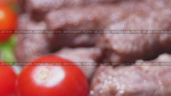 Блюдо с мясом и помидорами. Стоковое видео, видеограф Ярославский Максим / Фотобанк Лори