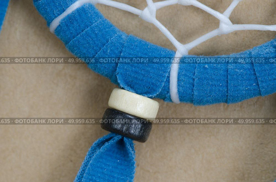 blue dreamcatcher on brown background. Стоковое фото, агентство Ingram Publishing / Фотобанк Лори