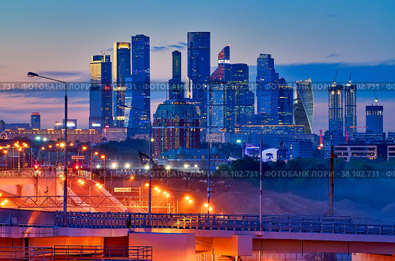 Blue twilight in Moscow. View of the city skyscrapers and construction works. (2020 год). Редакционное фото, фотограф Галина Царькова / Фотобанк Лори