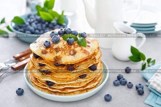 Blueberry pancakes with butter, maple syrup and fresh berries. American breakfast. Стоковое фото, агентство Ingram Publishing / Фотобанк Лори